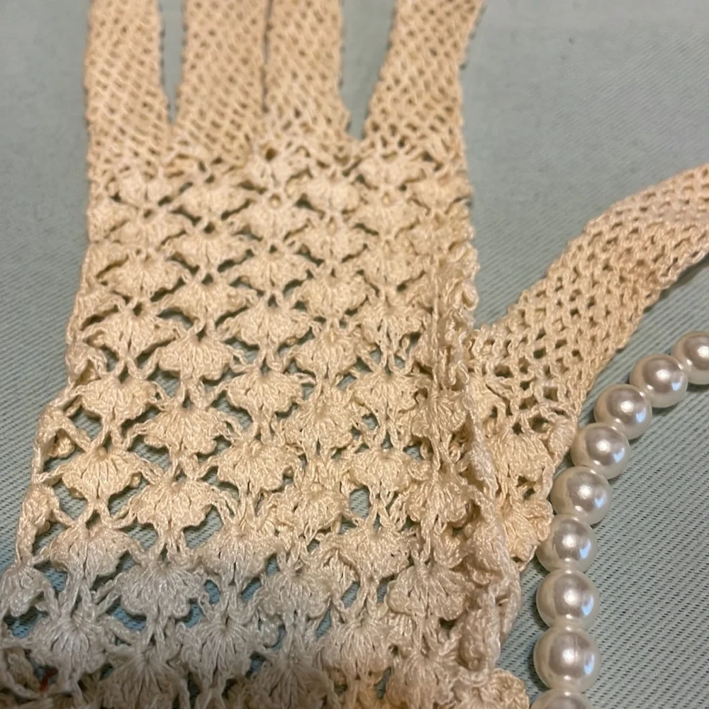 Vintage 1940s Crochet Lace Bridal gloves 


- - Picture 5 of 8
